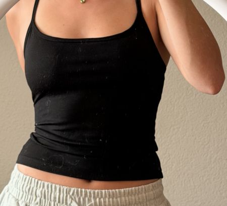 Schwarzes Top mit integriertem Bh