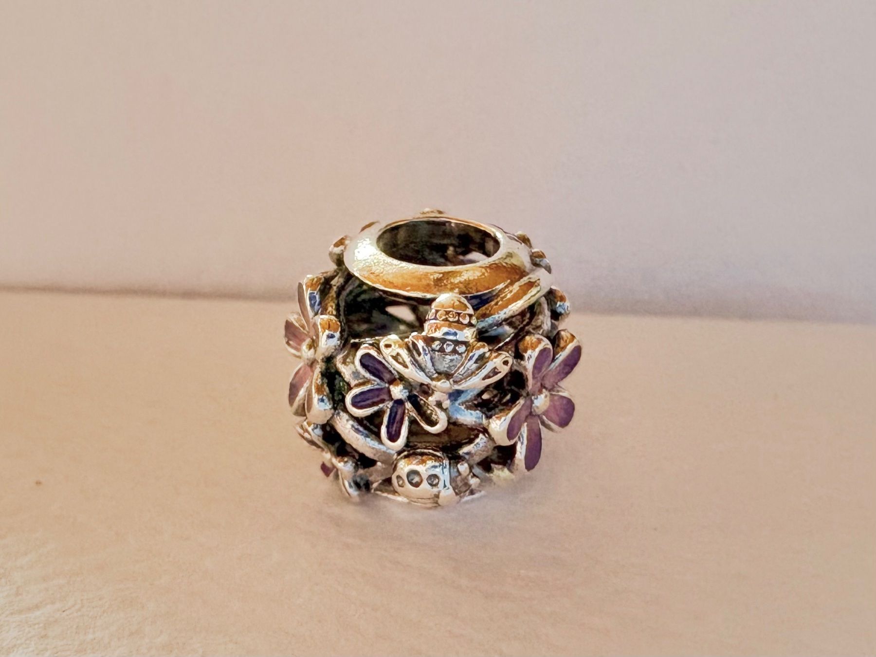 Pandora Ciondoli: PANDORA, lilafarbenes Gänseblümchen Charm – Nuovo (secondo la descrizione) da Elsau venduto da mischwe