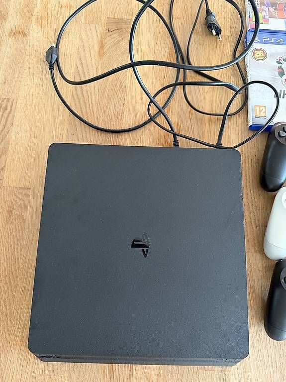 Console: Playstation 4 inkl 3x Controller & 4 Spiele – Usato da Rapperswil SG venduto da msc_87j2