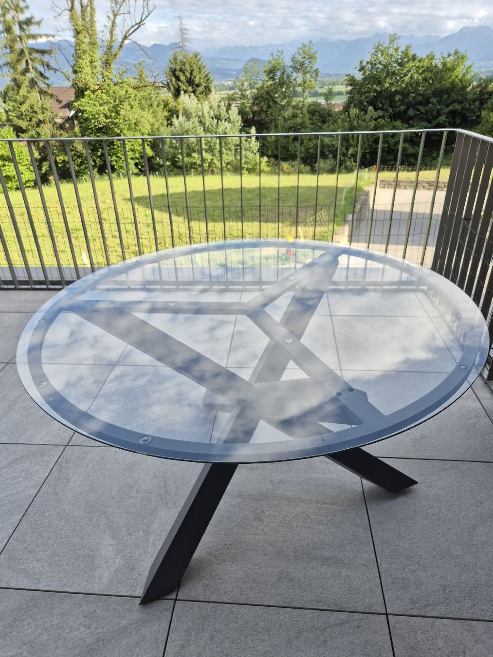 Tavoli: Runder Gartentisch mit Glasplatte, moderne Optik – Usato da Au SG venduto da kenobi14