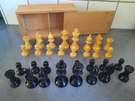 PIÈCES pour JEU D'ÉCHECS, dans leur BOÎTE. En BOIS