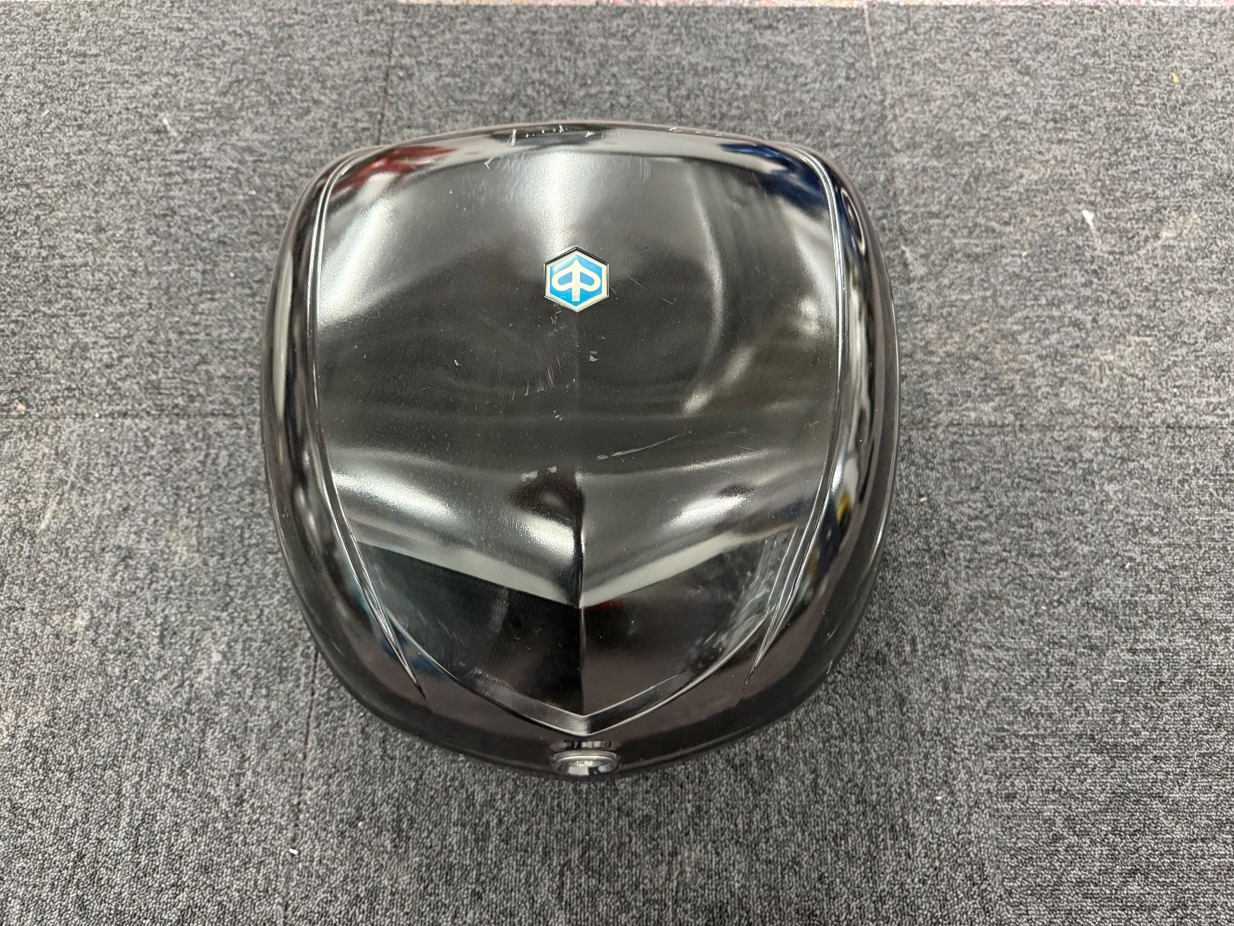 Tutti pezzi di ricambio per scooter: Piaggio Topcase ohne Schlüssel – Usato da Seuzach venduto da kat_5qwy