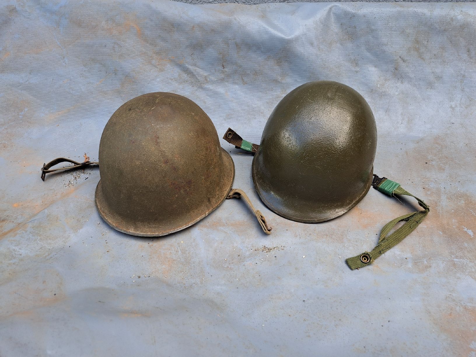 Schweizer Armee Uniformi & Effetti personali: 2 Stück Stahlhelme antik  – Usato da Muotathal venduto da s_spiess