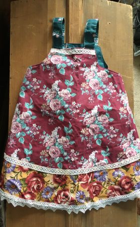 hübsches Mädchenkleid aus ungebrauchten Vintagestoffen