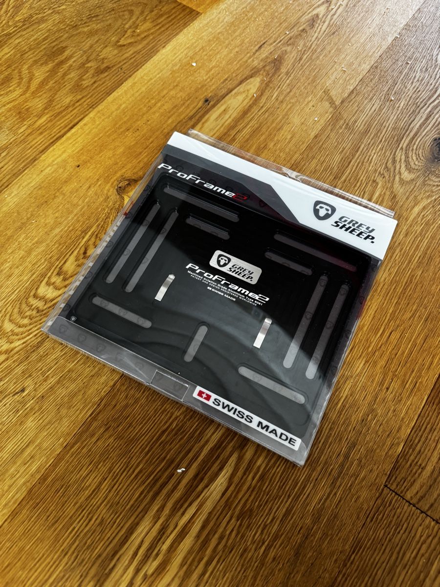 Sonstiges Fahrzeugzubehör: Grey Sheep Kennzeichenhalter ProFrame 2, Dark Knight Black – Neu und originalverpackt aus Feusisberg von Cineflex