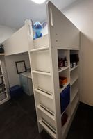 Hochbett mit Schreibtisch, Schubladen, Schrank und Matratze