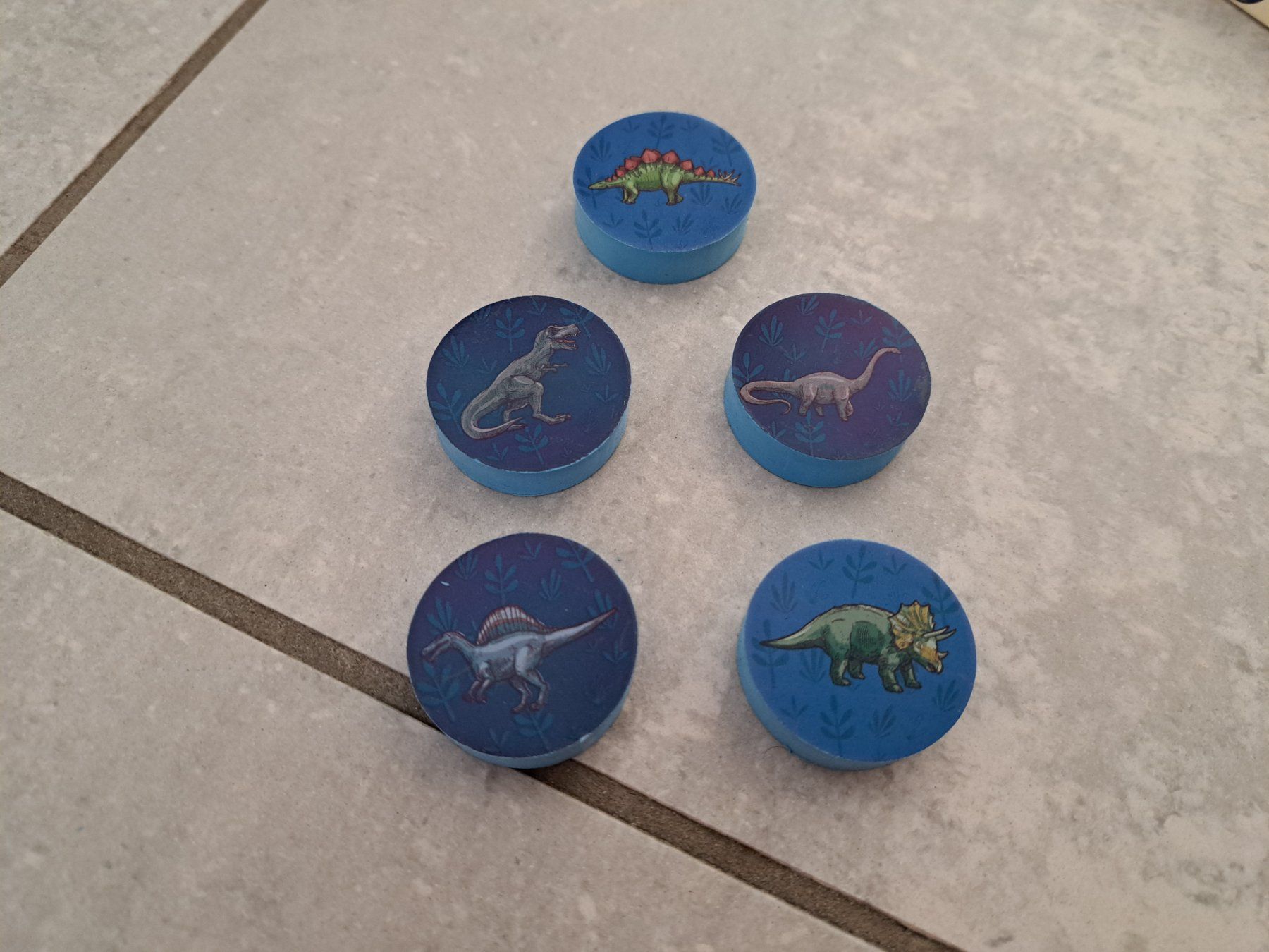 Crayons, crayons de couleur & craies: 5 Dino Radiergummies NEU – Neuf (Voir description) à Killwangen par KIANA08