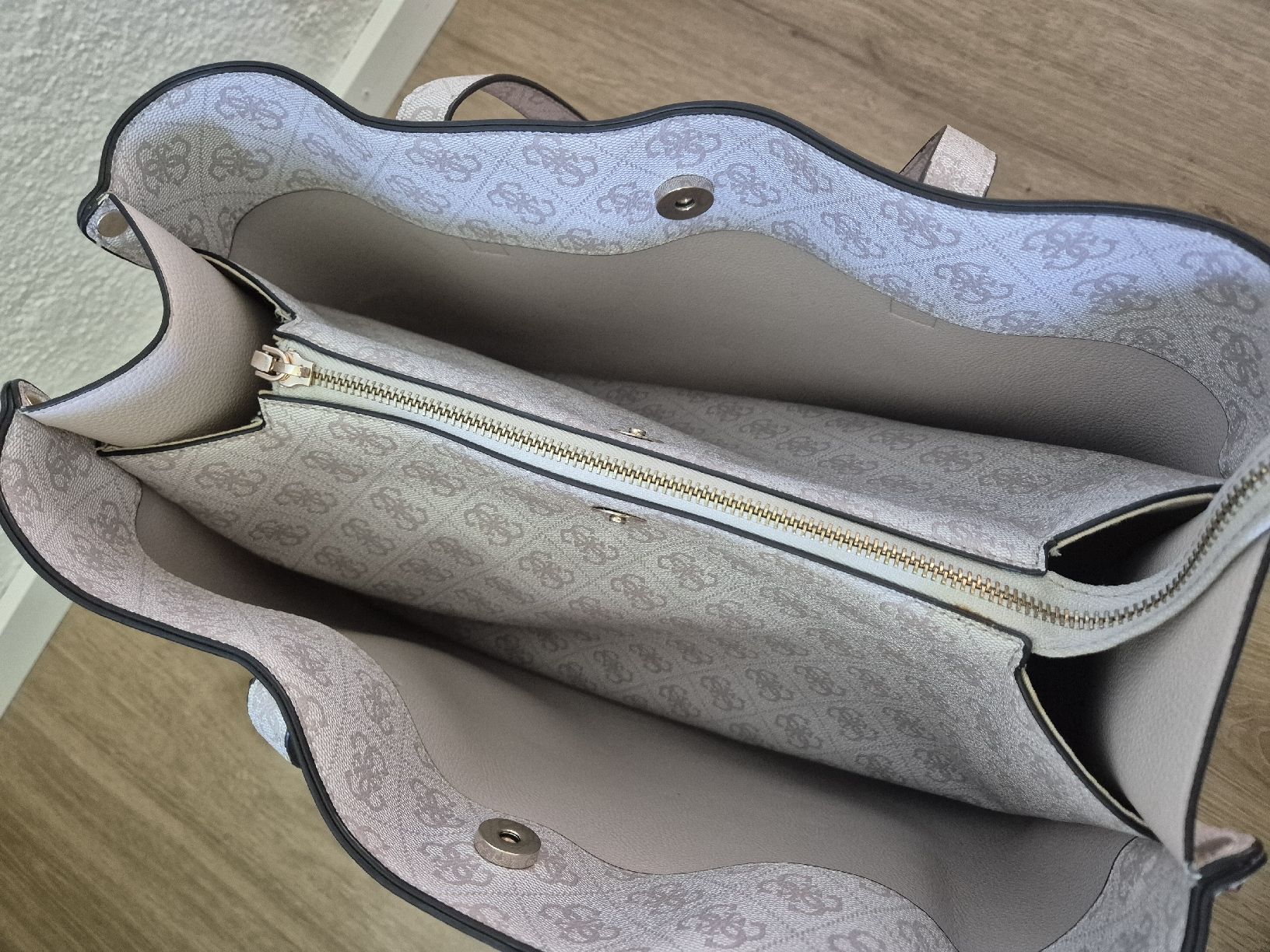 Guess Sacs femmes: Handtasche Guess – D'occasion à Oberriet SG par bae_2kbx 3