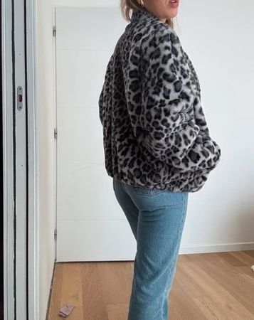 🩶 Veste fausse fourrure léopard M 🐆