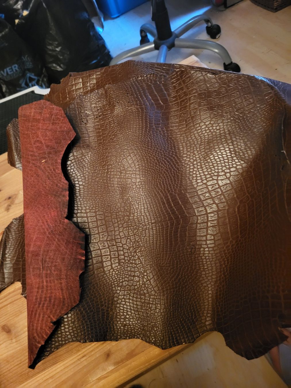 Tessuti: Grosser Sack mit Fell- und Lederresten, ca. 6 kg – Usato da Guggisberg venduto da Aegertenlehn 4