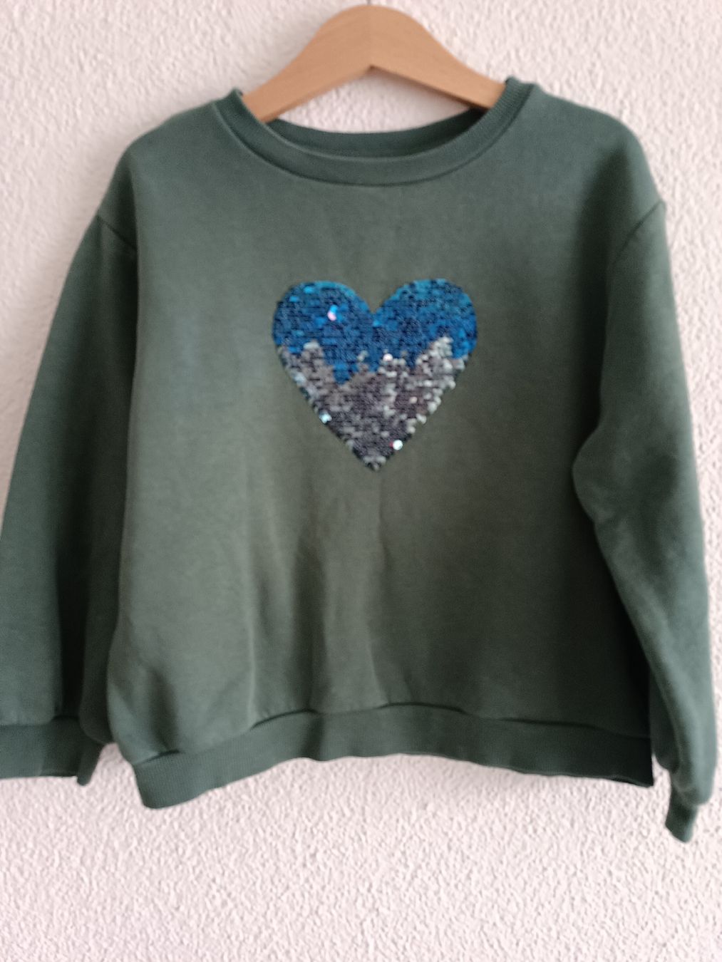H&M Pulls et sweat-shirts: Pullover Mädchen Gr 116-122 – D'occasion à Binz par julijuli 1