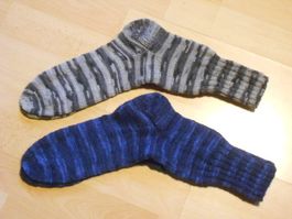 2 Paar Handgestrickte Wollsocken Gr. 44/45