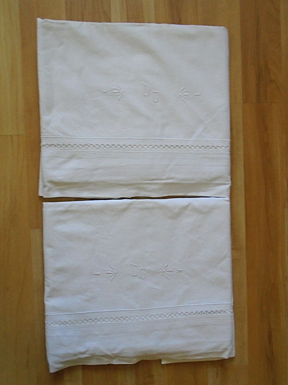 Biancheria da letto: 2 vintage LEINTÜCHER mit Monogramm / Oberleintuch – Usato da Pfeffingen venduto da Intertandem