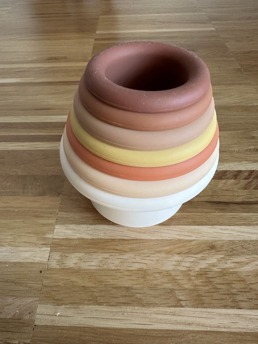 Jouets: Stapelbecher aus Silikon – D'occasion à Wald ZH par Judithz
