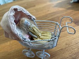 Puppenwägeli antik mit Porzellan Puppe Miniatur.