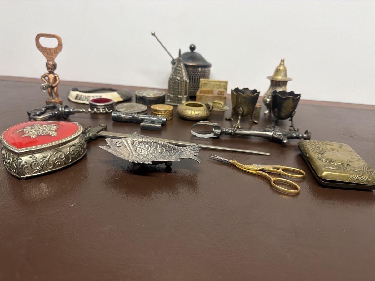 Tutte le decorazioni: Lot de divers objets – Usato da Bôle venduto da K200C 9