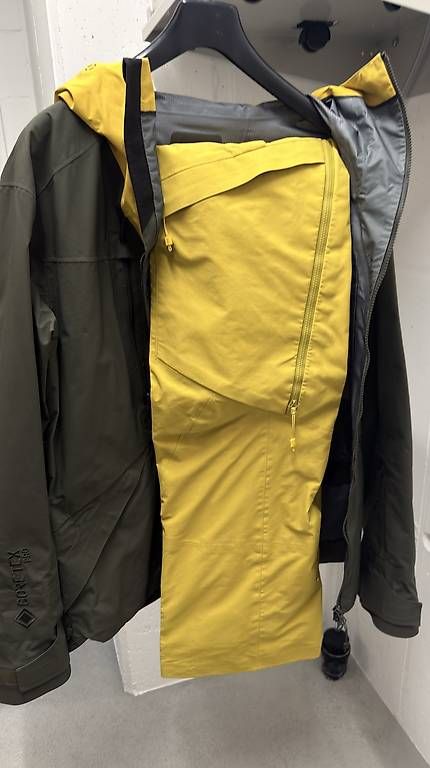 Completi, tute sportive e funzionali: The Mountain Studio Skidress GoreTex Pro – Usato da Engelberg venduto da NicoleKilian 2