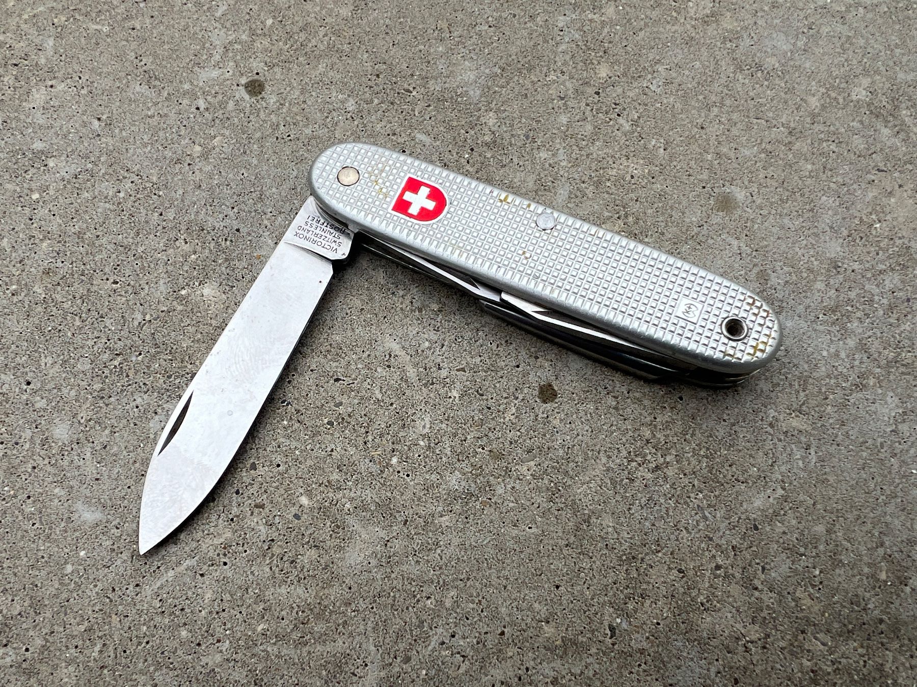 Schweizer Armee Taschenmesser: Victorinox Military Sackmesser 81 – Gebraucht aus Frauenfeld von dilili