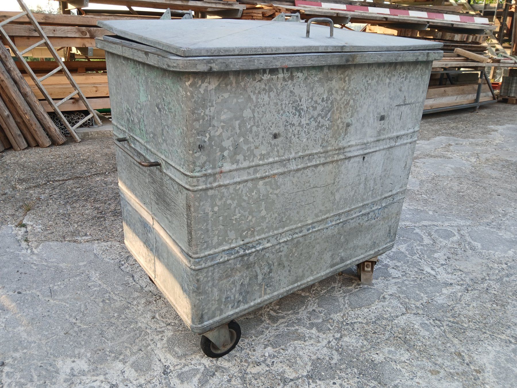 Eléments de bureau: container – D'occasion à Reichenburg par Wehutter