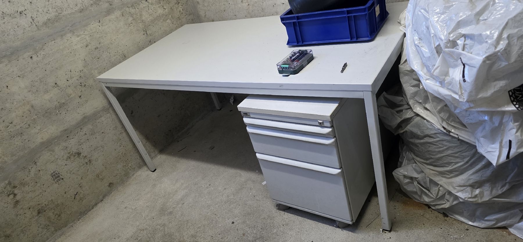 Tavoli: Tisch mit Rollcontainer Schäfer – Usato da Schaffhausen venduto da dar_wch5