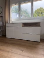Elegantes weißes Sideboard mit viel Stauraum