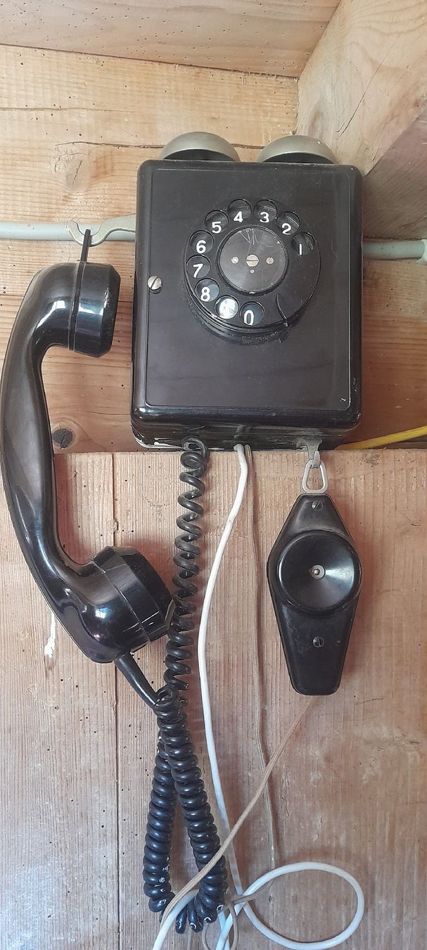 Swisscom Telefone: antikes Wandtelefon – Gebraucht aus Nesslau von Pina