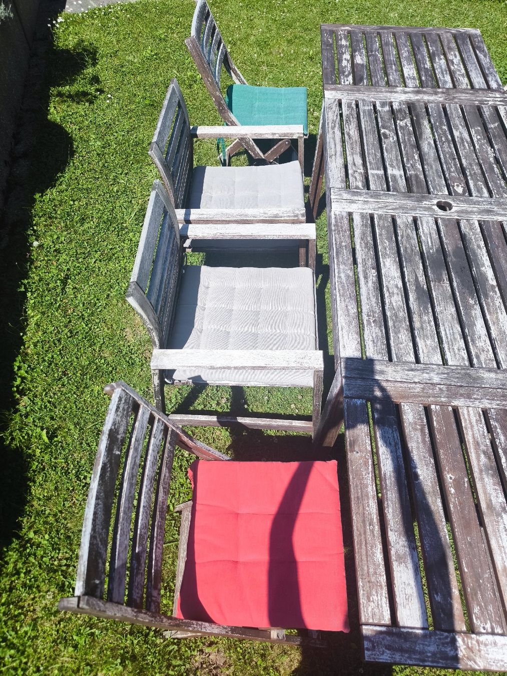 Set di tavolo e panche: Balkon-/Gartenmöbel aus Massivholz – Usato da Boppelsen venduto da CeFichtner 1