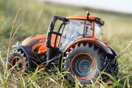 Britains Giocattoli: Valtra Spielzeugtraktor – Nuovo e nell'imballaggio originale da Reinach AG venduto da Stalder-Technik 1