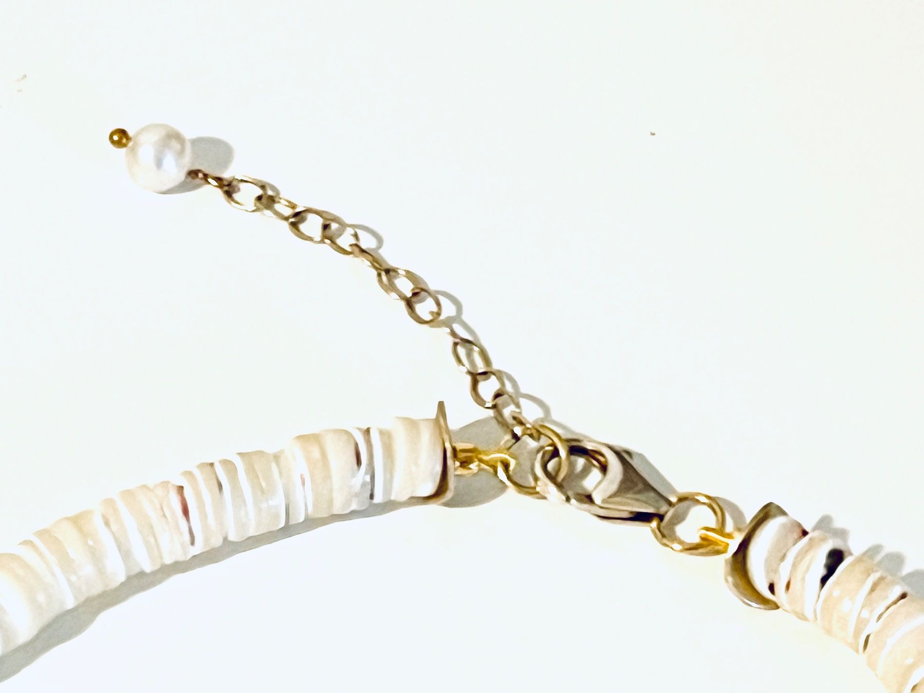 Colliers: Turquoise & Pukka Shell Necklace - Gold Plated Silver – Neuf avec emballage d'origine à Rüschlikon par ThereseJewelryDesign 4