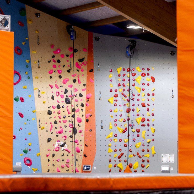 Pareti & prese d'arrampicata: 3 installations d'escalade Clift Climbing programmables – Usato da Ollon VS venduto da Astiegan