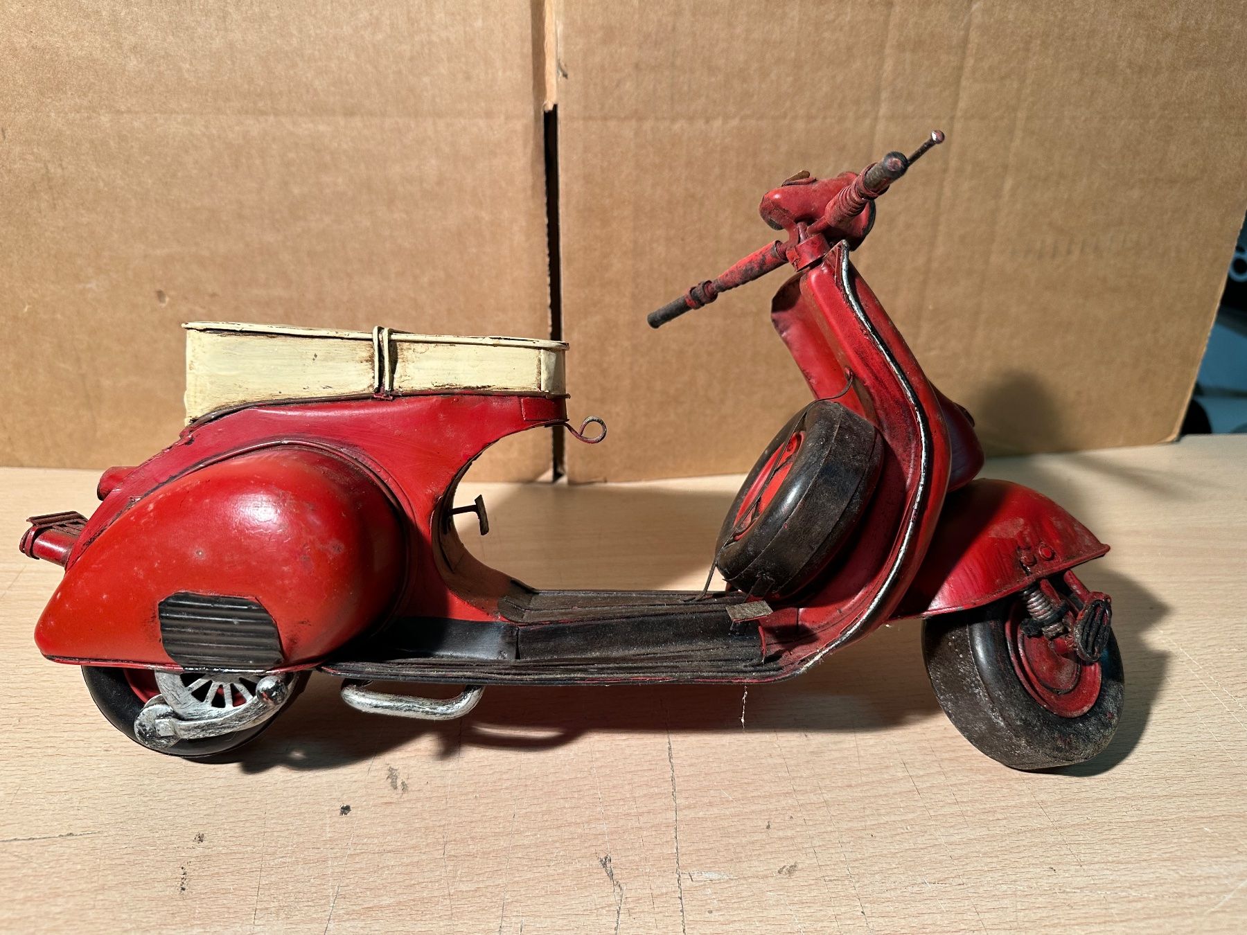 Vespa Scooter: Superbe scooter Vespa  - objet de collection machette. – Usato da Lausanne venduto da artnouveau04 3