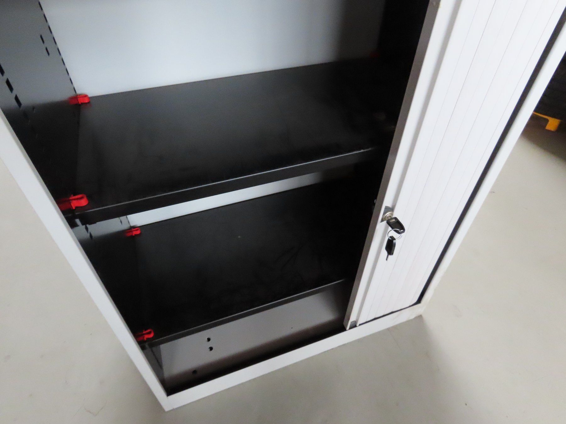 Armadi: Rollladenschrank – Usato da Alpnach-Dorf venduto da Hess-Automobile 1