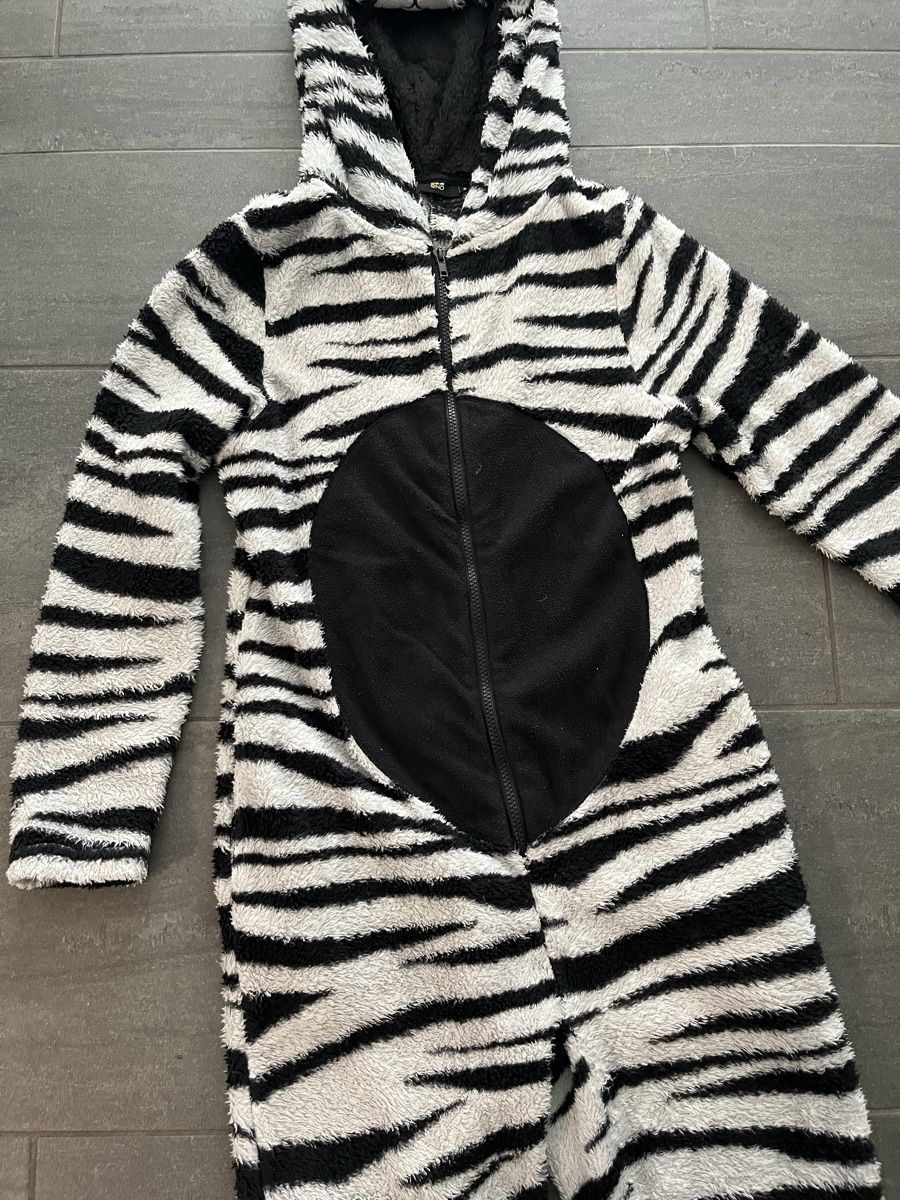 Pyjamas & Ähnliches: Warmer Zebra Onesie Overall, Grösse S – Gebraucht aus Möhlin von eny_lsk7 2