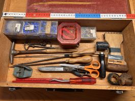 Werkzeugkasten Holz mit diverse Werkzeugen und Zubehören
