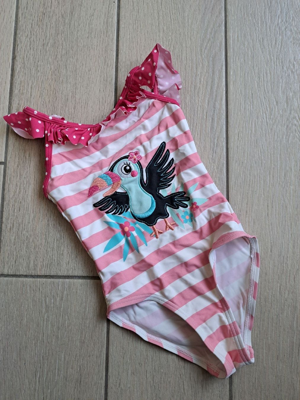 Migros Badekleider & Bikinis: Badeanzug Gr. 98 mit Tukan-Applikation – Gebraucht aus Bergdietikon von Staphylococcus 2