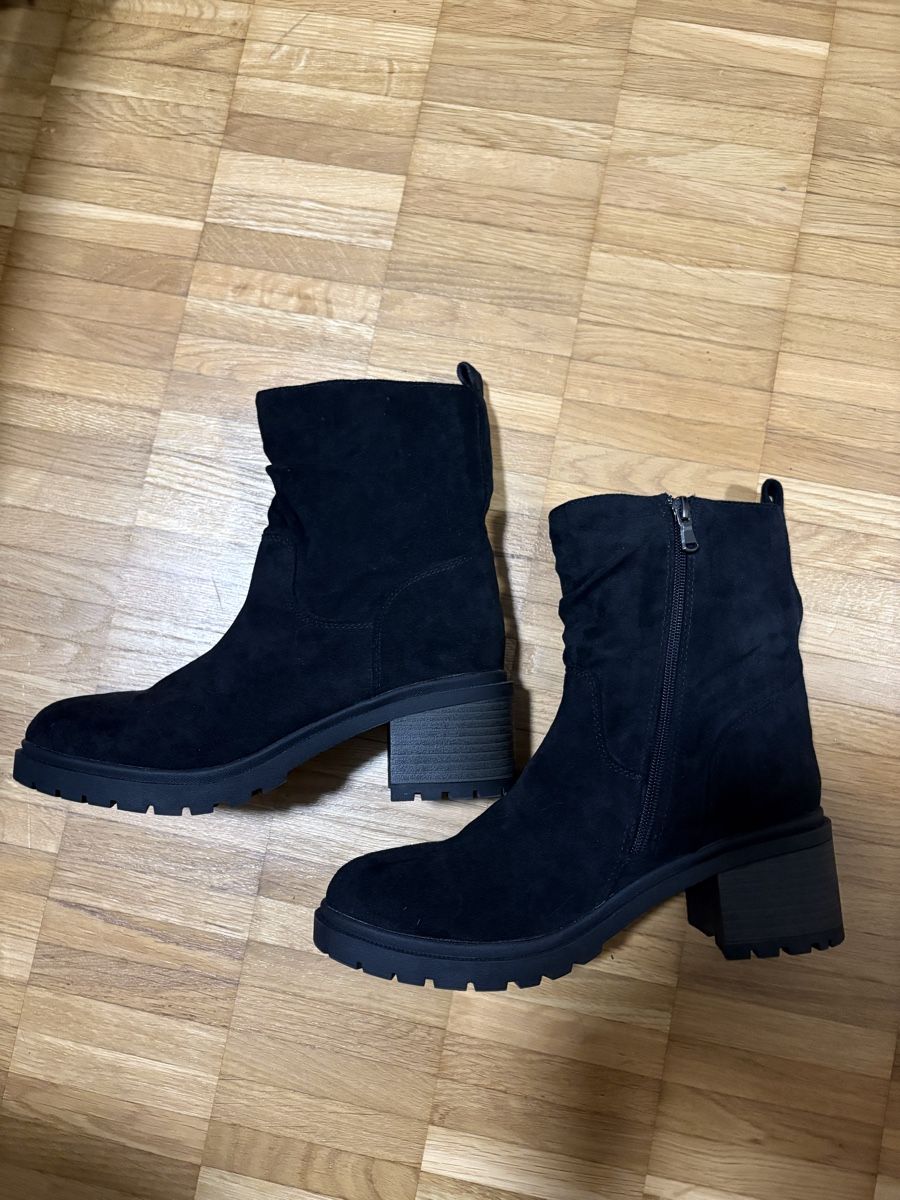 Damenschuhe: Eleganti stivaletti neri scamosciati – Gebraucht aus Novazzano von jen_hx8j 1