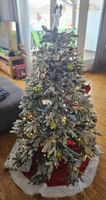 Schöner Weihnachtsbaum beschneit