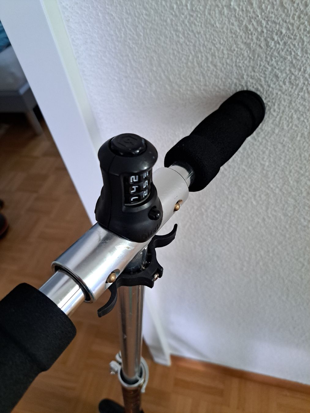 Scooters: Micro Trotti schwarz mit integriertem Schloss. – D'occasion à Münsingen par chrigu212 1