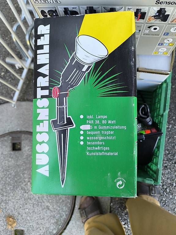 Lampade: Aussen Strahler mit Erdspies -Garten Spot  – Nuovo e nell'imballaggio originale da Walliswil-Nbipp venduto da australien2007 2