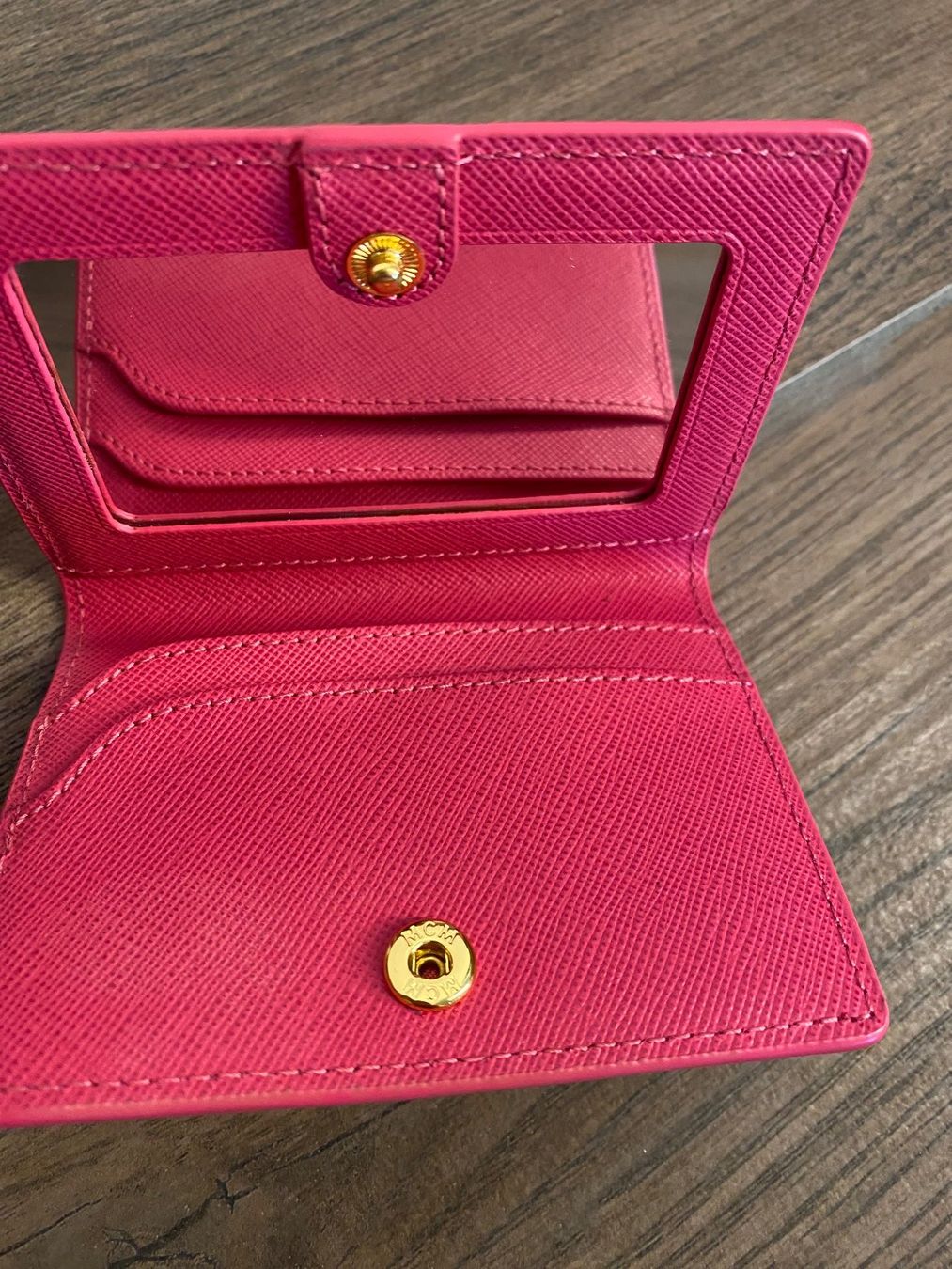 Mcm Portamonete: MCM Spiegel / Kartenhalter pink – Usato da Pratteln venduto da a23_j2gs 4