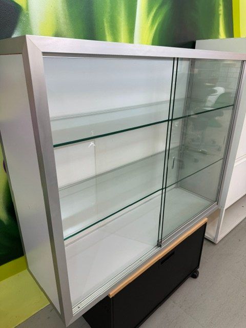 Vetrine: Glasvitrine mit Schiebetüren – Usato da Zollikofen venduto da OberliAG 4