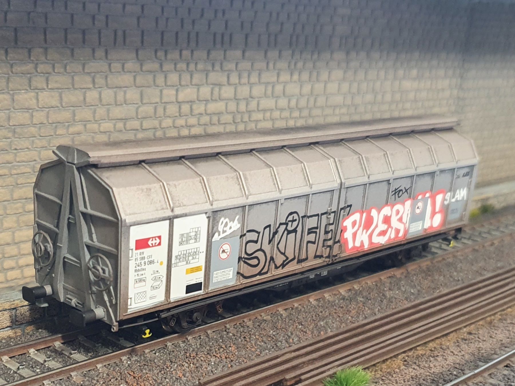 Roco Modellini di ferrovie: WAGON HBBILLNS, SBB-CFF, ROCO 46945, PATINE + GRAFFITIS – Usato da Loveresse venduto da FIFILOULOU 1