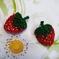 2 Süsse Erdbeeren gehäkelt 096