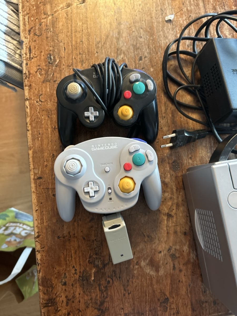Nintendo Console: Nintendo GameCube Argento + 2 Controller + 2 Giochi – Usato da Bellinzona venduto da Yoichi 2