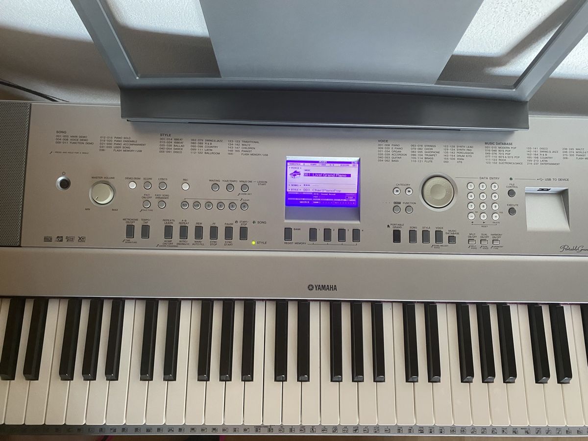 Yamaha Strumenti musicali: Yamaha DGX-640 keyboard with stand – Usato da Nürensdorf venduto da bit_2xml 2