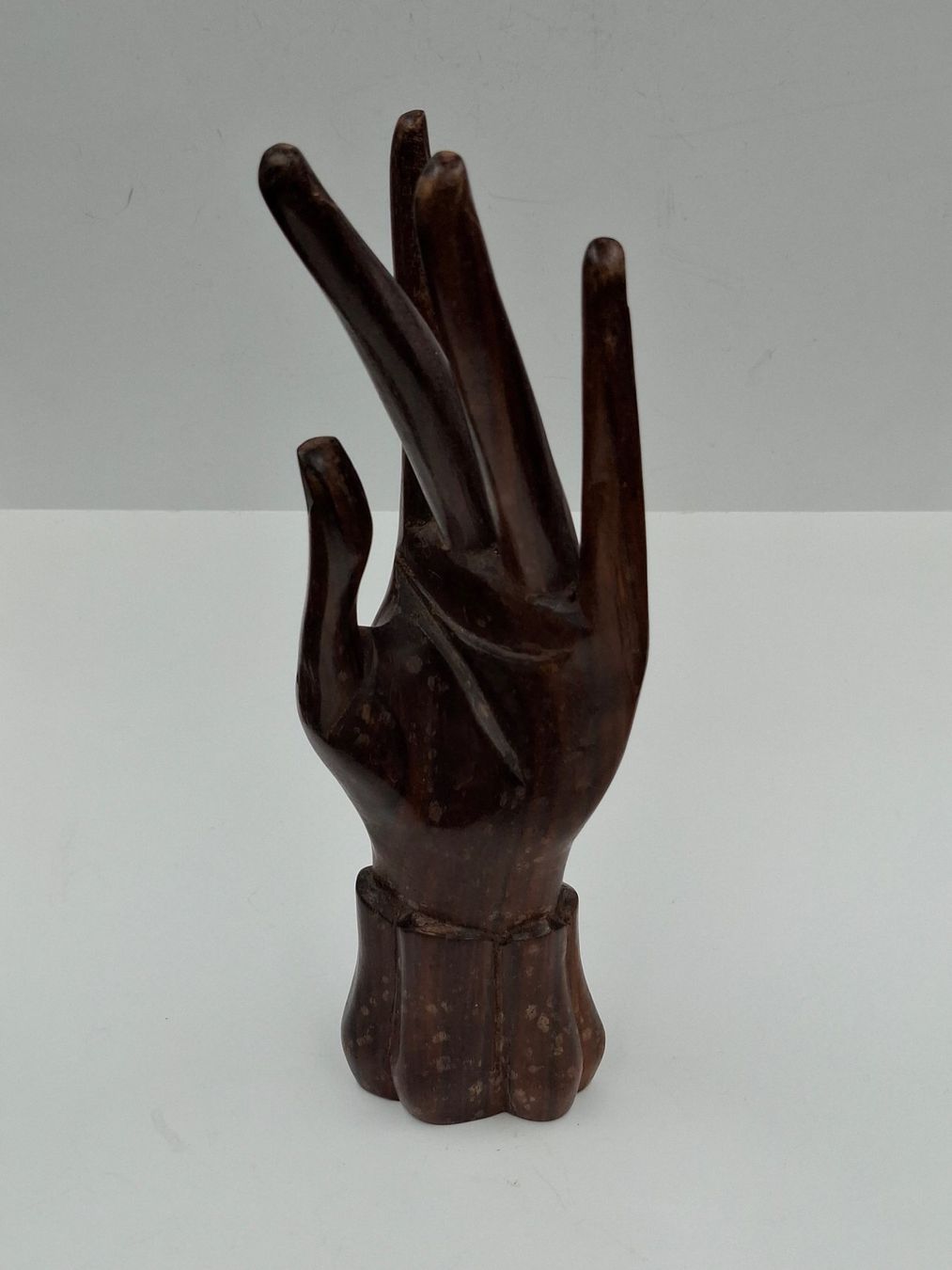 Statuette: Handgeschnitzter Schmuckhalter aus Holz Ringständer Boho – Usato da Zürich venduto da bruzolda 1
