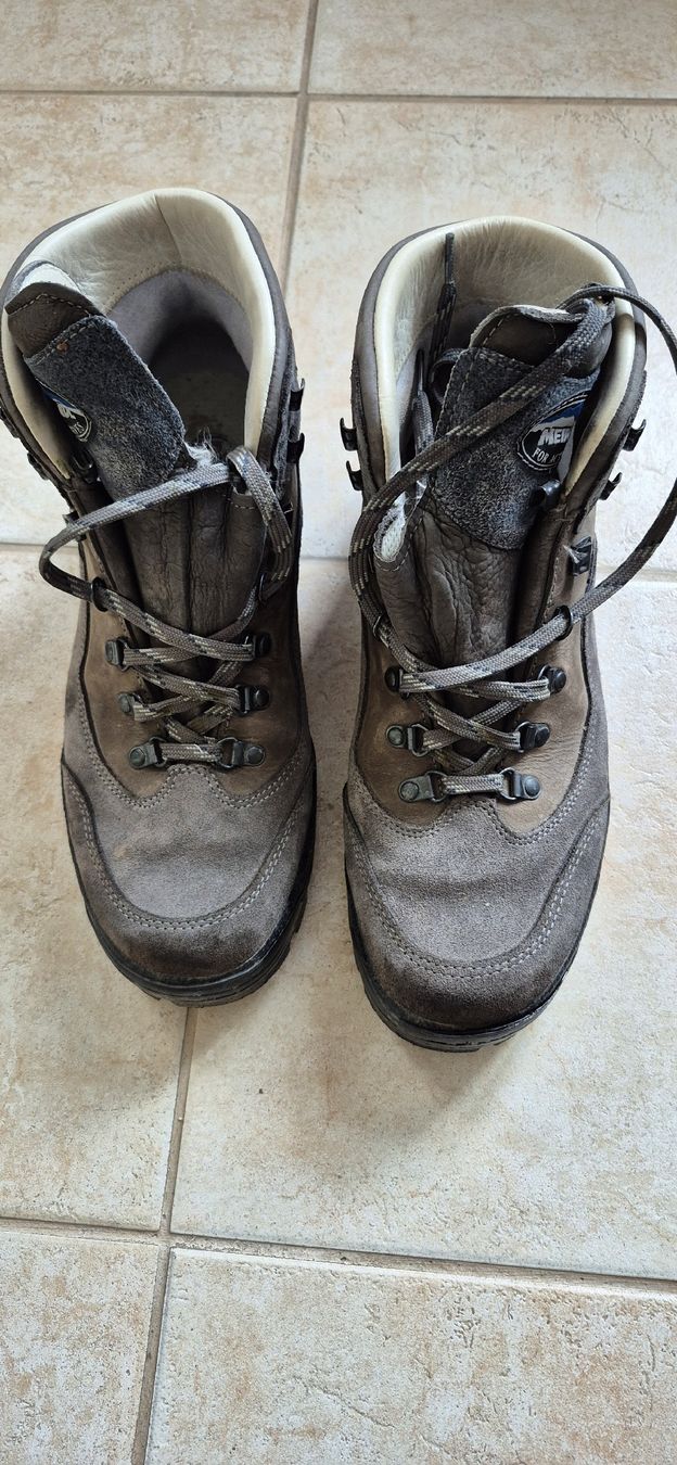 Meindl Scarpe da uomo: Wanderschuhe Meindl Gr.9 / 43 – Usato da Zürich venduto da wieder02