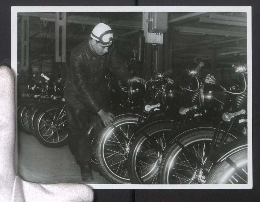 Fotografie & Manifesti: Fotografie Motorrad-Fabrikation, Qualit – Usato da Berlin venduto da bartko-reher