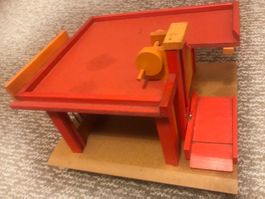 Autowerkstatt mit Lift, aus Buchenholz (LKW in sep. Angebot)