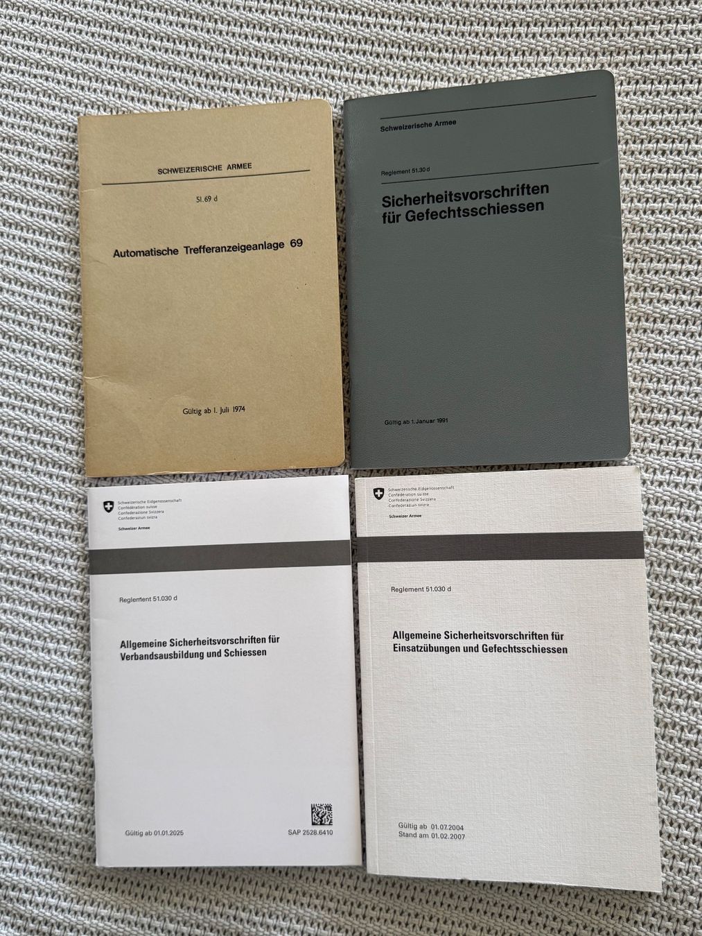 Bücher: 4 Reglemente: Trefferanzeigen/Gefechtsschiessen - CH Armee – Gebraucht aus Brütten von Hst1